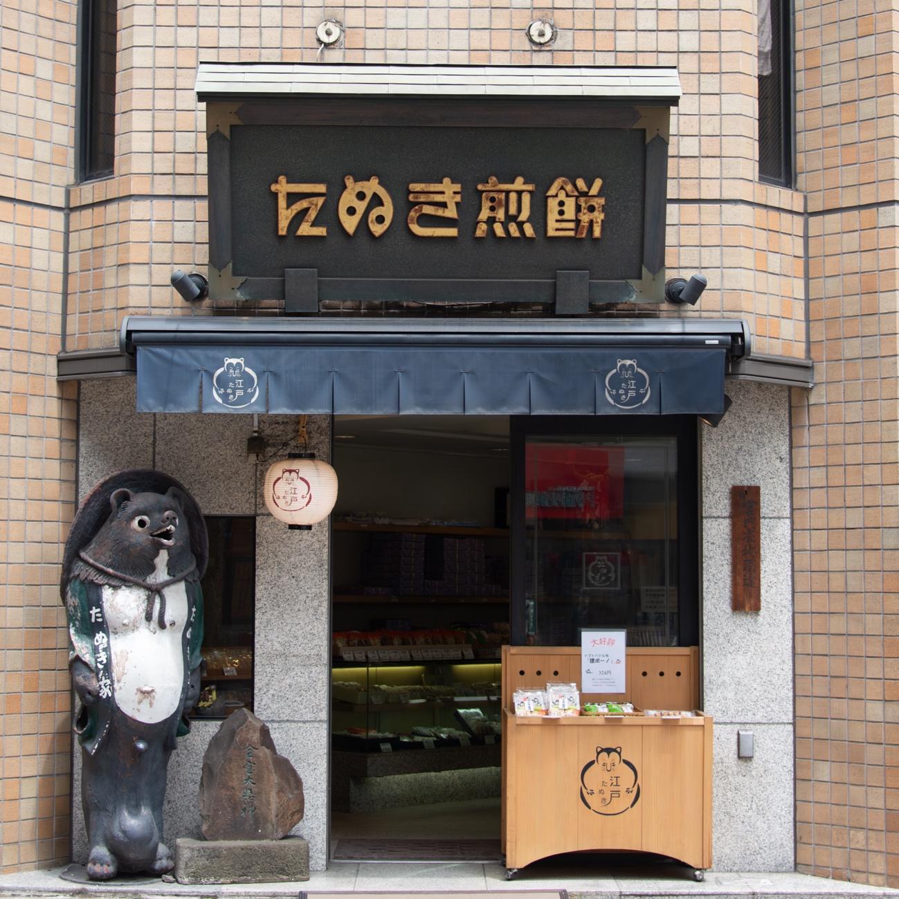 建物の壁に貼られたポスター
低い精度で自動的に生成された説明