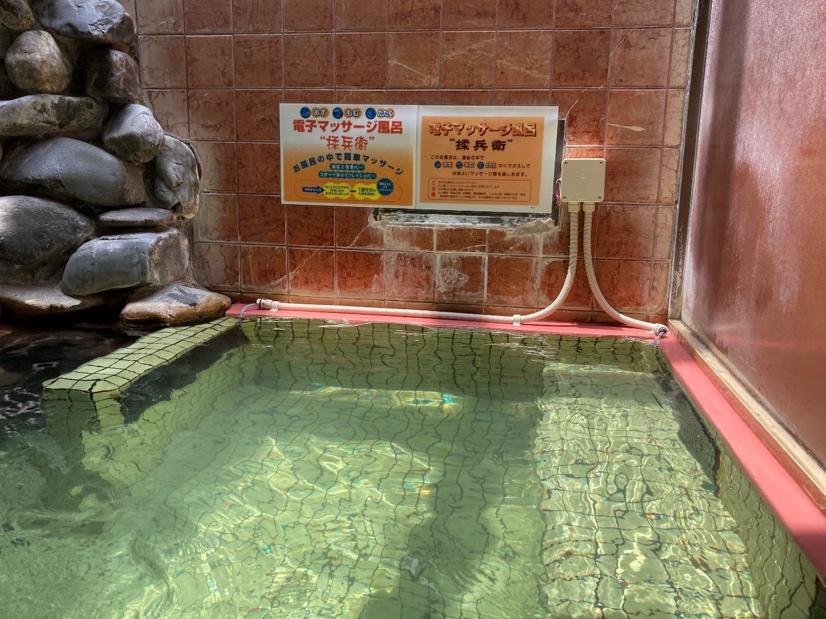 建物, 座る, レンガ, 小さい が含まれている画像

自動的に生成された説明