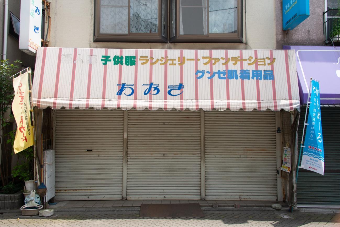 建物, テーブル, 窓, フロント が含まれている画像
自動的に生成された説明