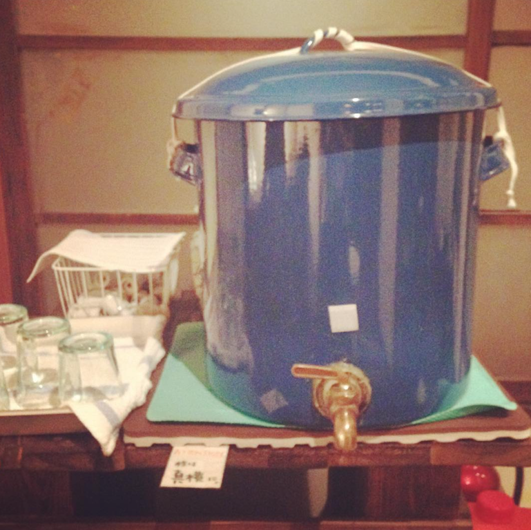 屋内, テーブル, 台所用品, 座る が含まれている画像

自動的に生成された説明
