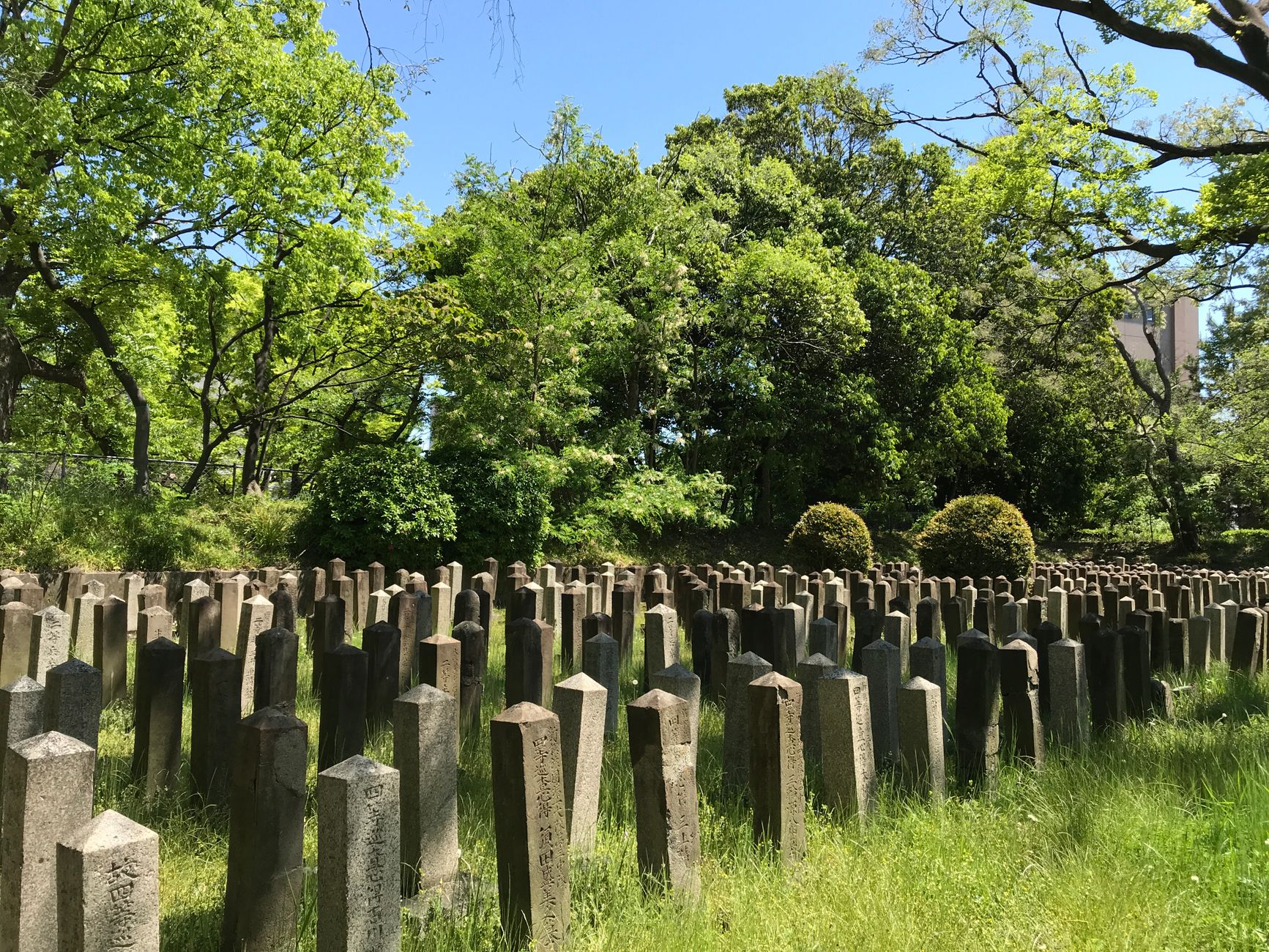 お墓参りで見かける墓石の種類一覧、その形と石には理由があった