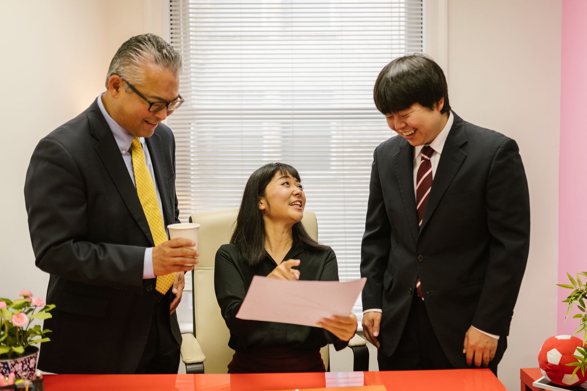 「ピキる」とは?意味と由来、「キレる」との違いを顔文字と怒りマークから解説