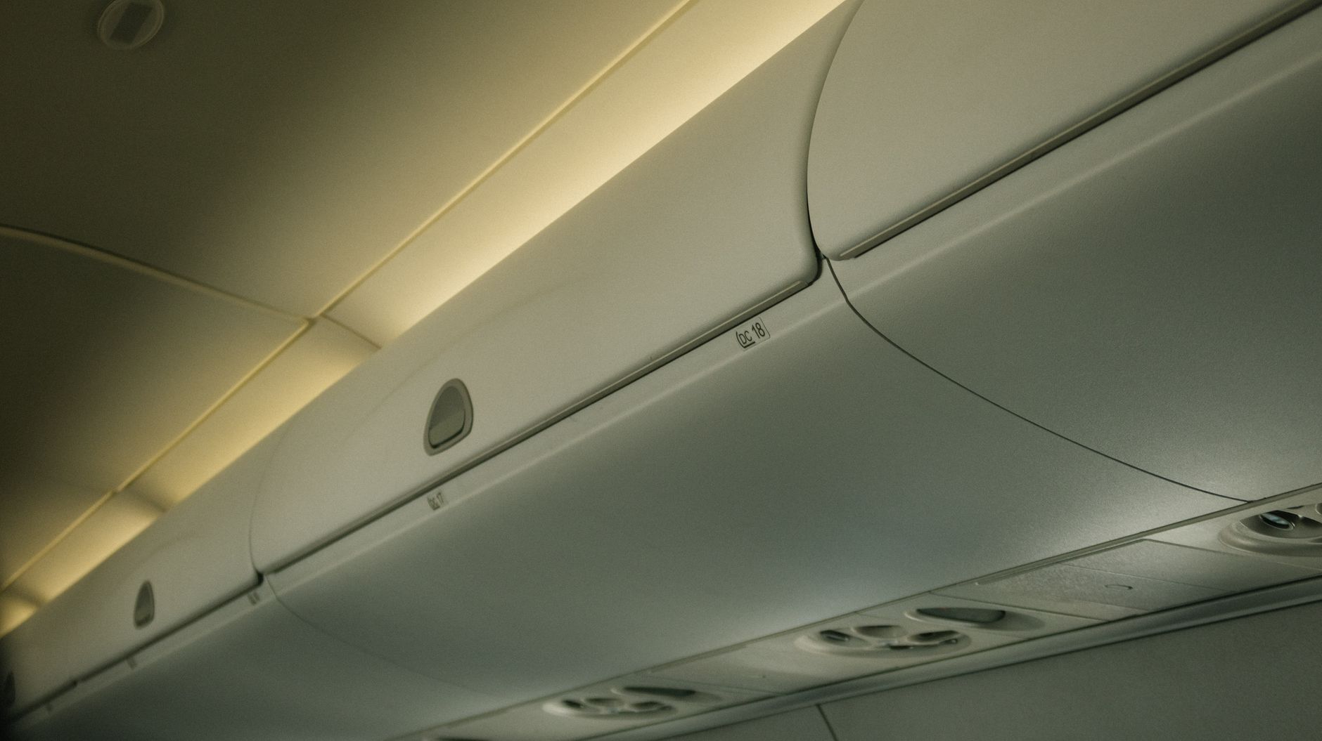 飛行機や新幹線の座席がアルファベットなのはなぜか、Iが使われない理由から見える合理性