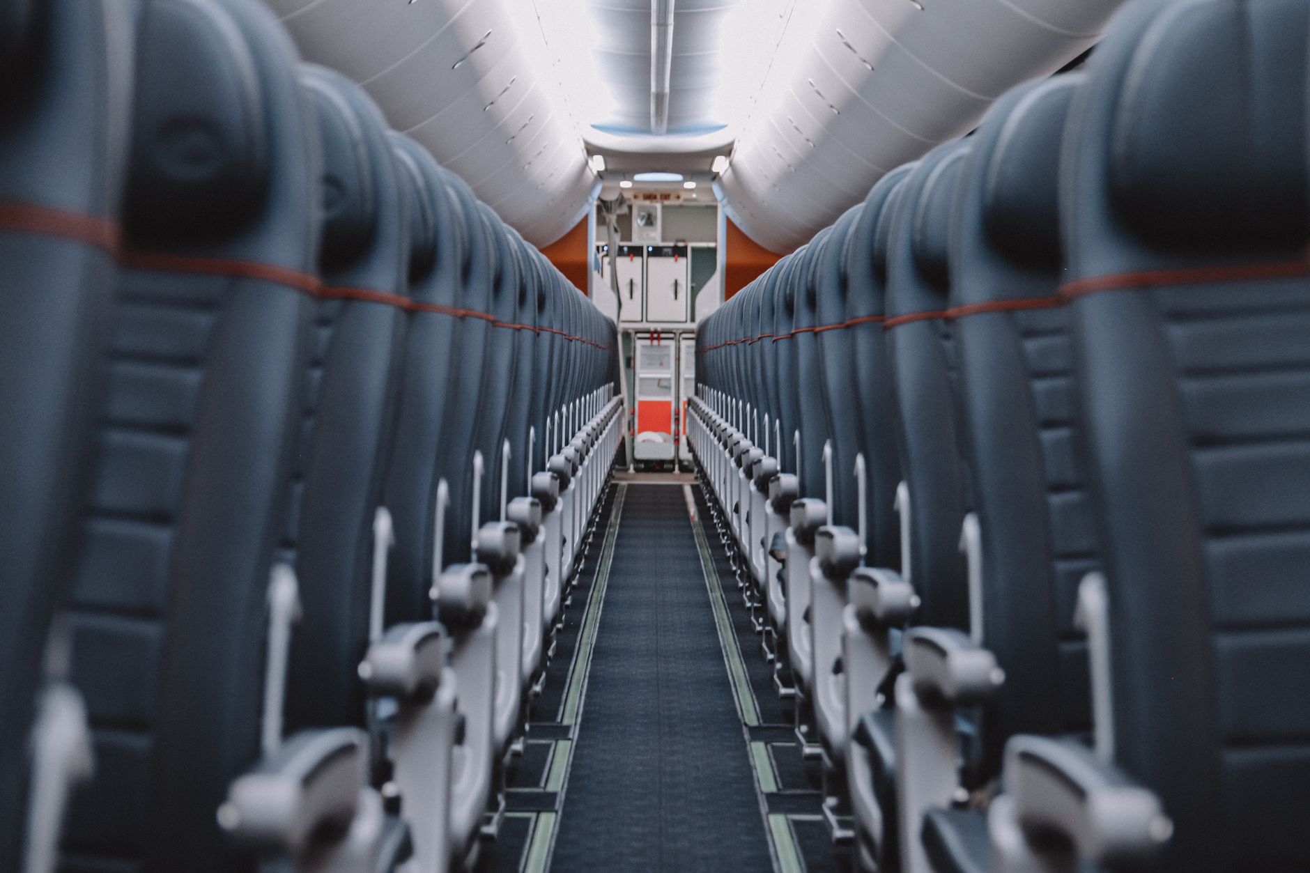 飛行機や新幹線の座席がアルファベットなのはなぜか、Iが使われない理由から見える合理性