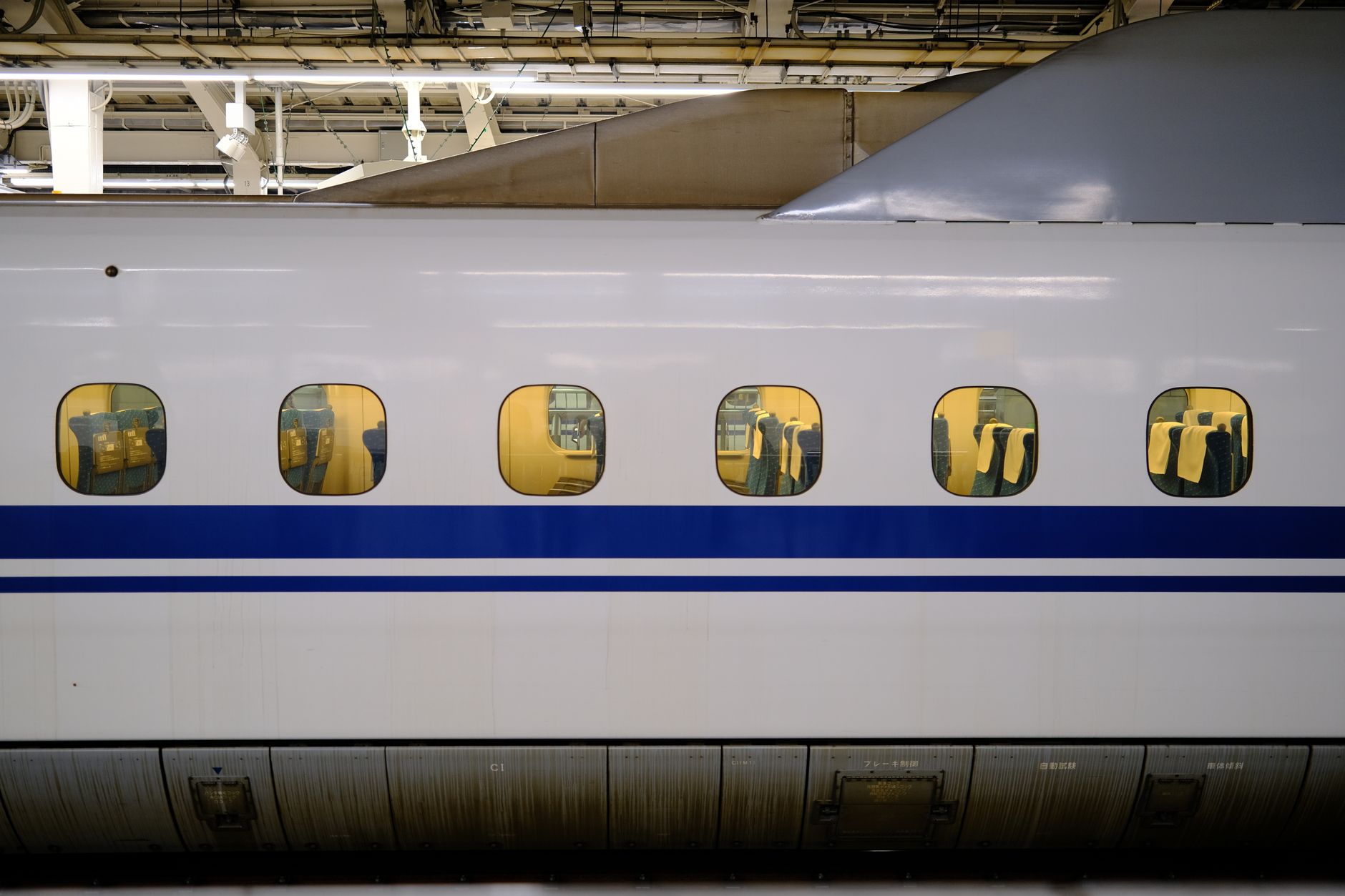 飛行機や新幹線の座席がアルファベットなのはなぜか、Iが使われない理由から見える合理性